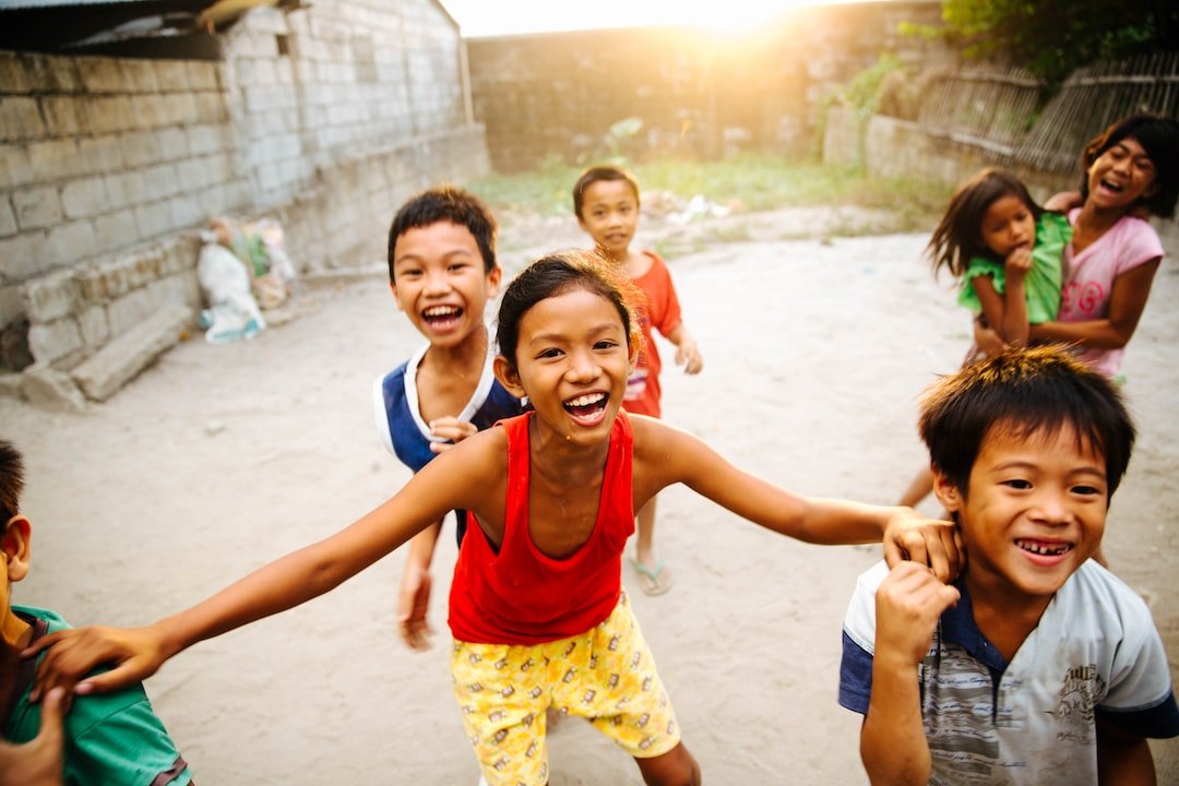 تبني الأطفال ورعاية الأيتام: إعطاء حياة جديدة وفرصة للأمل